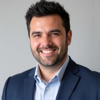 Retrato profesional de Javier García, CEO y Fundador